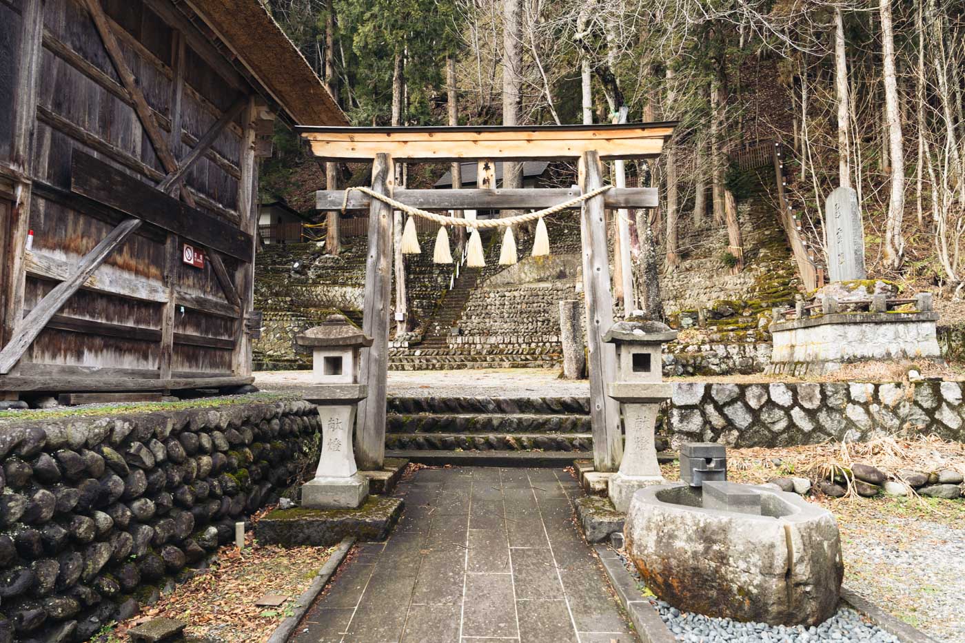 鎮守神社境内の鳥居