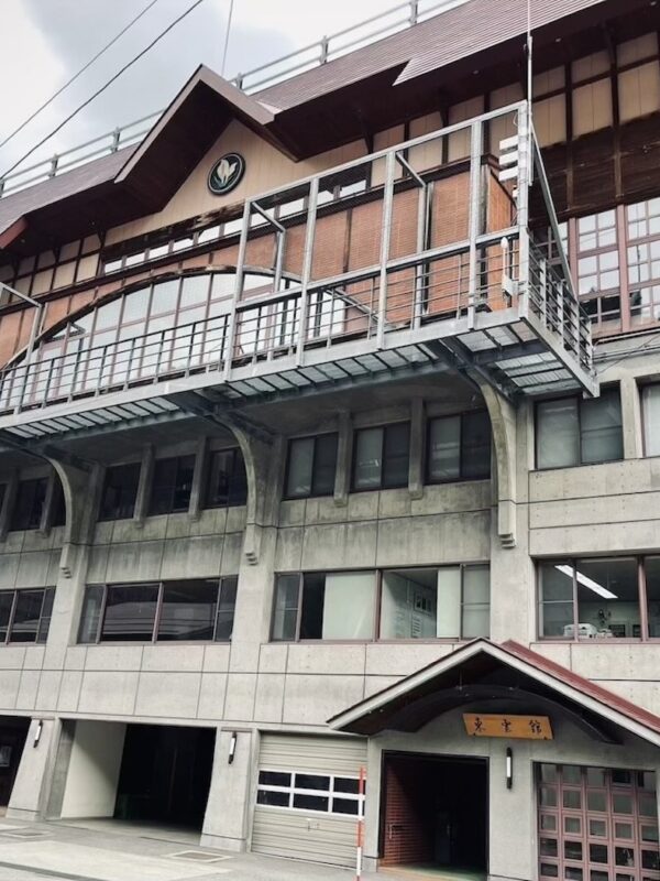 檜枝岐村公民館（東雲館）外観