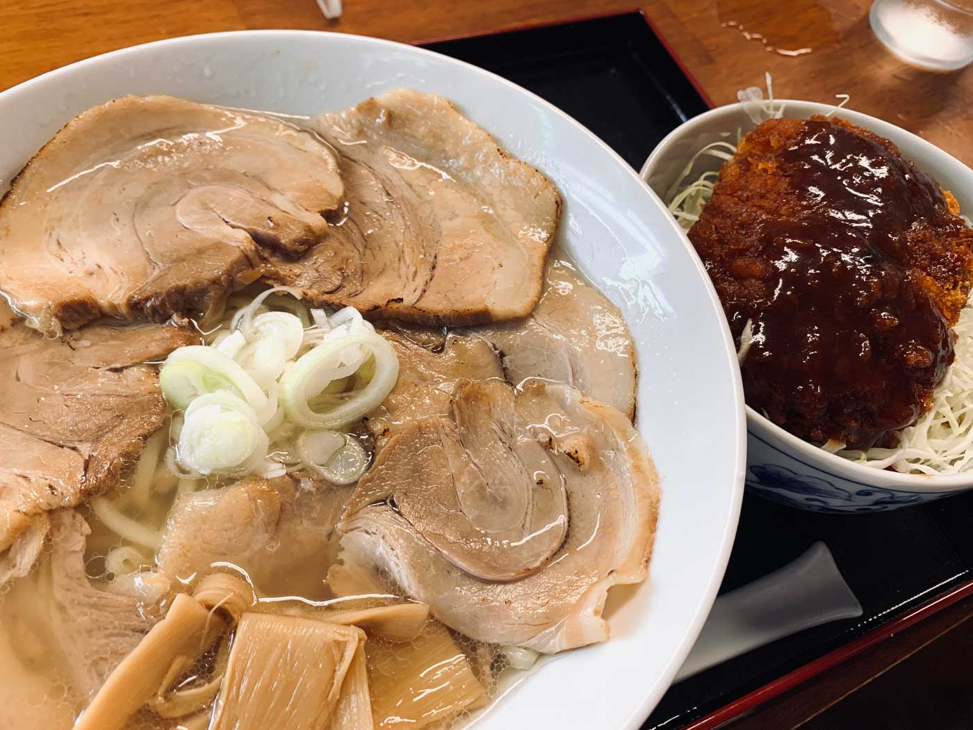 本屋食堂玉小前のチャーシューメンとソースカツ丼