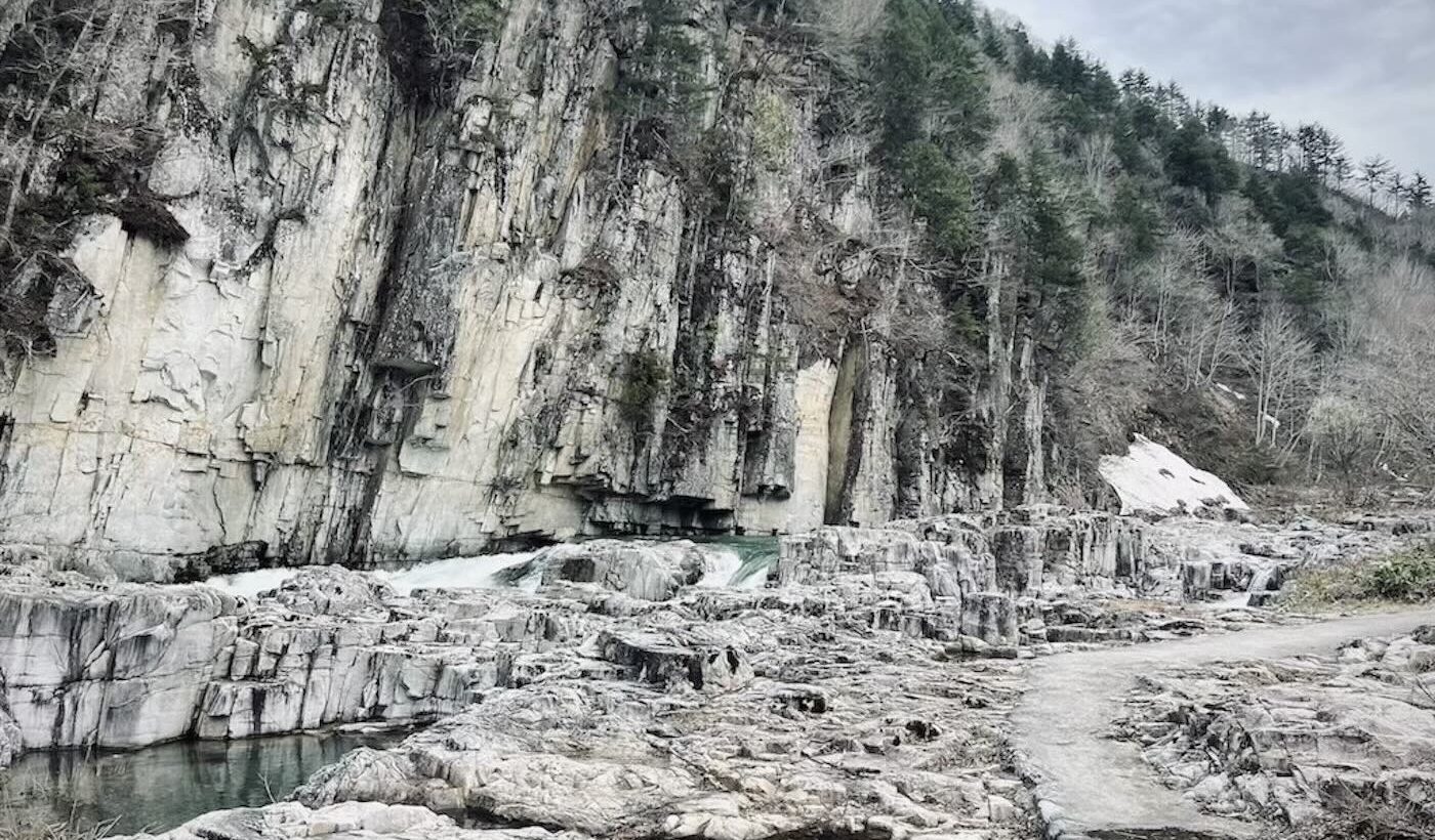 春の屏風岩の景観