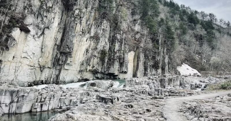 春の屏風岩の景観