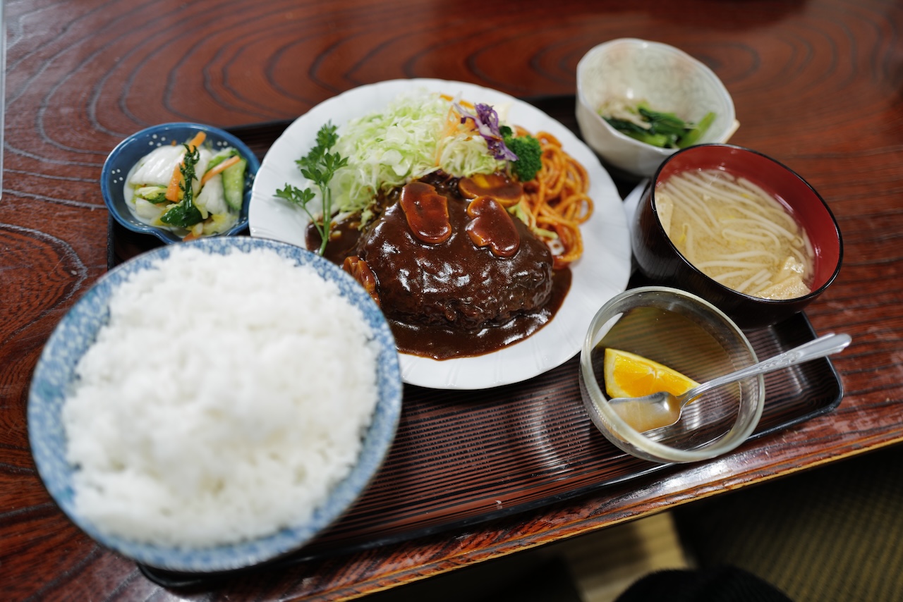 お食事処しゅんのハンバーグ定食