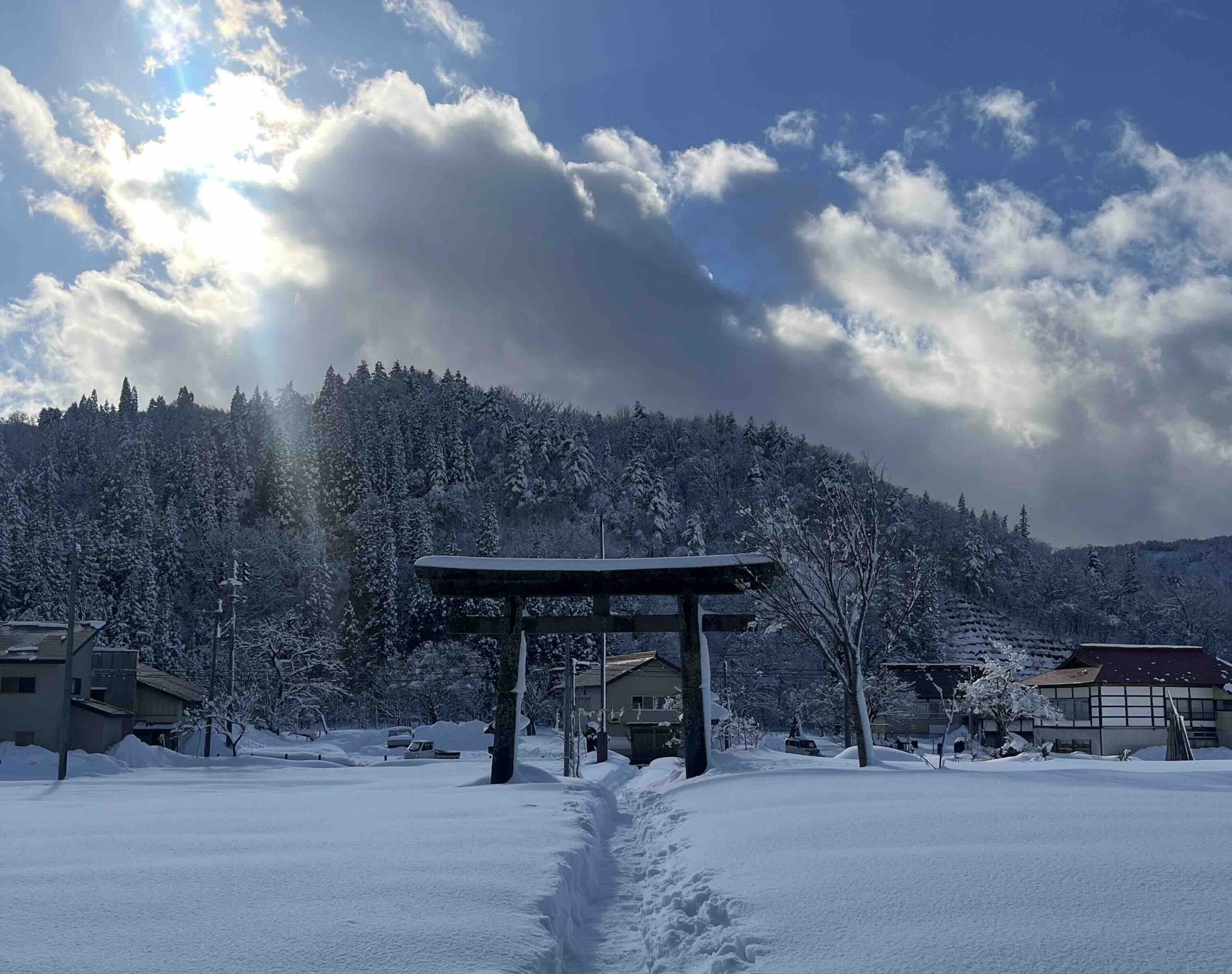 雪の参道を歩きます
